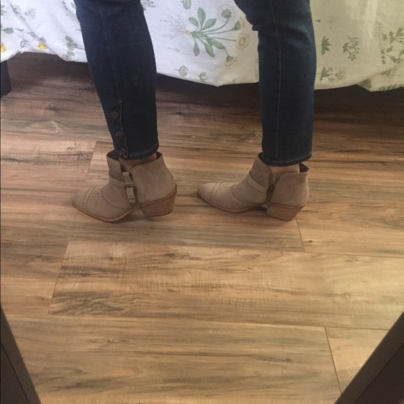 Vince camuto  booties - Picture 2 of 8